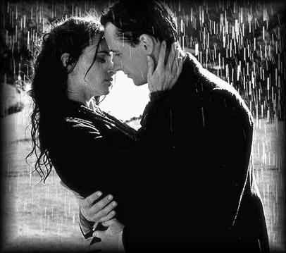Casal apaixonado na chuva